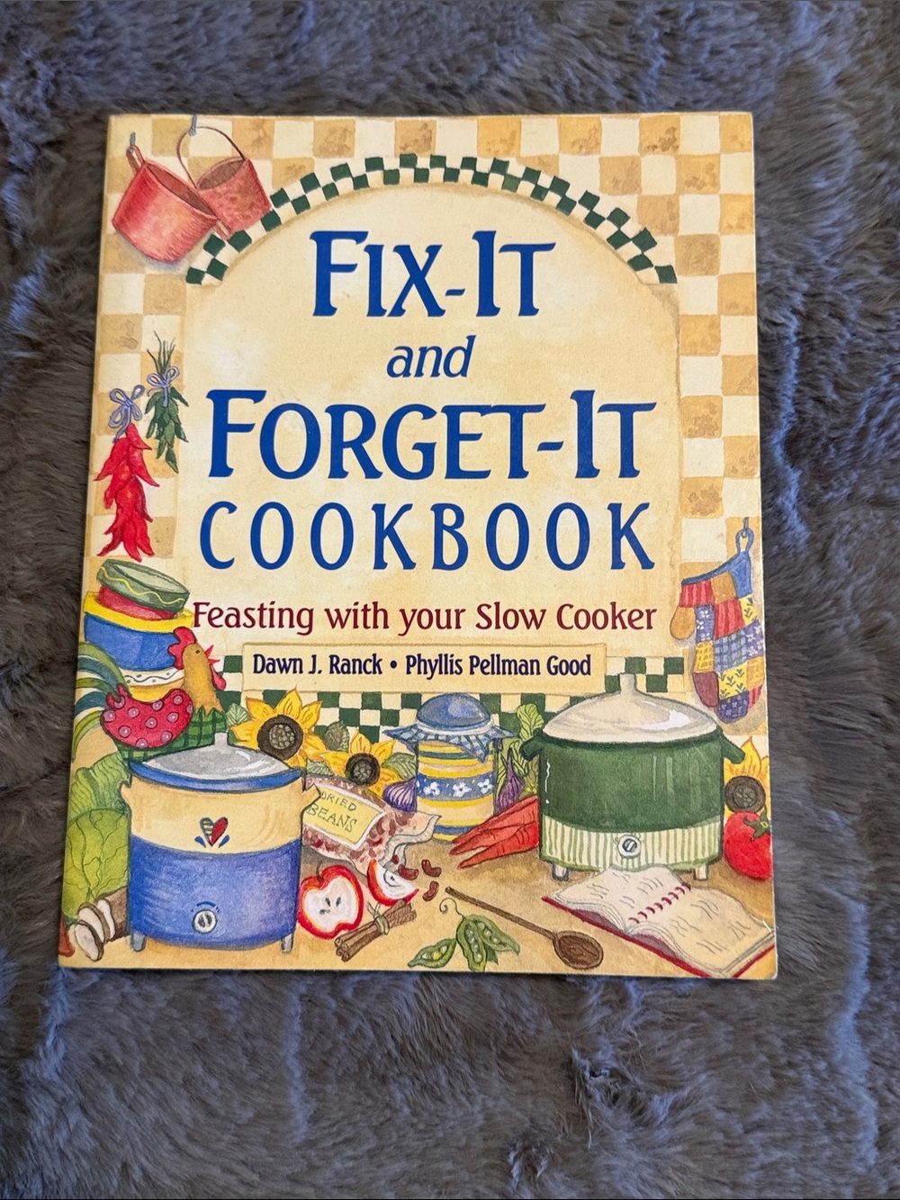 Fix-It and Forget-It Cookbook — Feasting with Your Slow Cooker (Yellow/Cream)